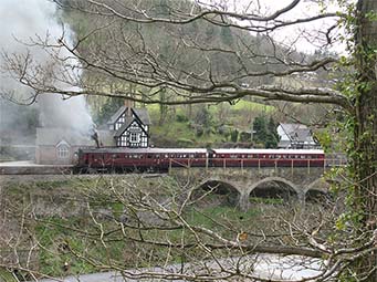Railmotor No.93 and Trailer No.92 at Berwyn Station